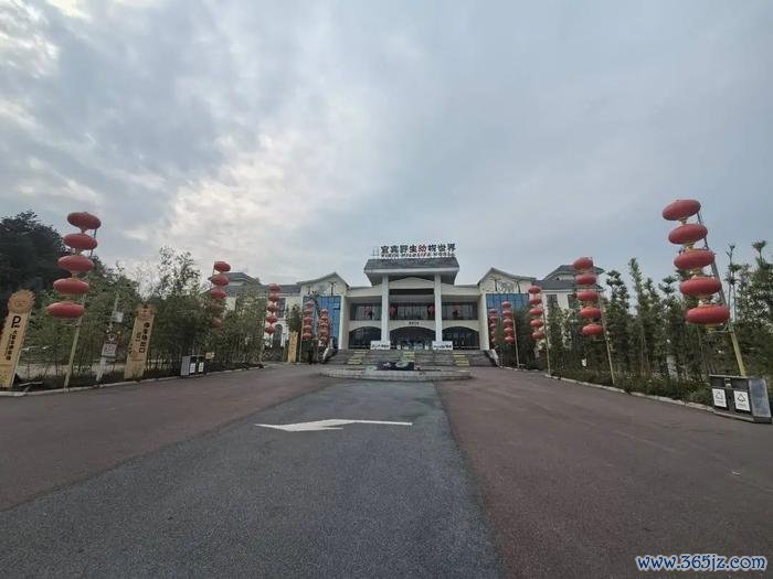 5月15日下昼4时30分摆布,宜宾动物园正在频频营业。(伍雪梅 摄)