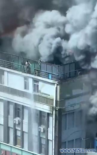 开采上方浓烟滔滔,有东说念主被困在楼顶上。 视频截图